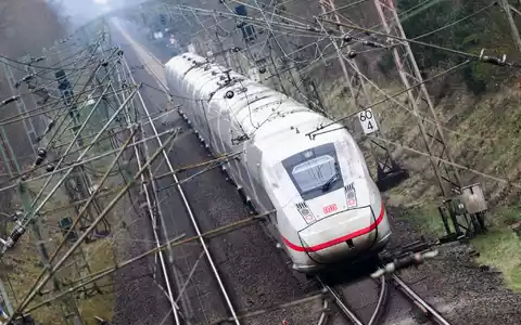 Die Deutsche Bahn muss im Fernverkehr mehr Kapazitäten für Wettbewerber freimachen. (Archivbild) - Foto: Julian Stratenschulte/dpa