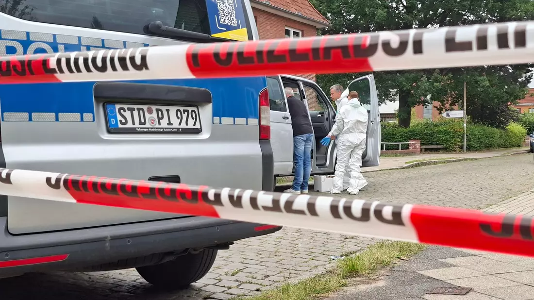 Spezialisten des Landeskriminalamts untersuchen den Tatort. - Bild: Kai Moorschlatt/dpa