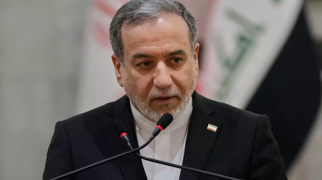 Laut Irans Außenminister Araghtschi hat sein Land die alleinige Verantwortung für die Meerenge. (Archivbild)    - Bild: Hadi Mizban/AP/dpa