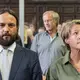 Block blickt zur Videoprojektion, auf der der Zeuge in Israel zu sehen ist. - Bild: Markus Scholz/dpa-Pool/dpa