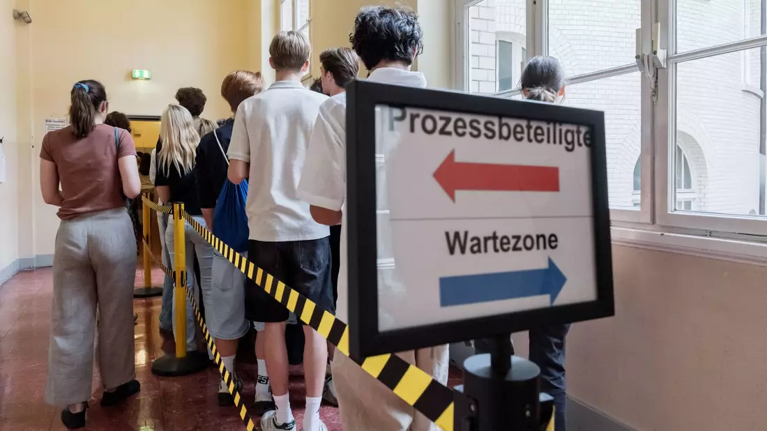 Zuschauer warten am 61. Prozesstag auf Einlass. - Bild: Markus Scholz/dpa