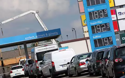 Teilweise kam es an Tankstellen zu Schlangen. - Foto: Matthias Bein/dpa