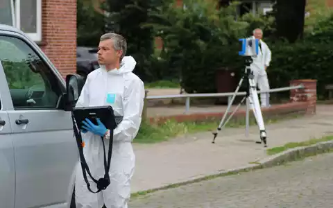 Spezialisten des LKA Niedersachsen sind am Tatort eingetroffen. - Foto: Kai Moorschlatt/dpa