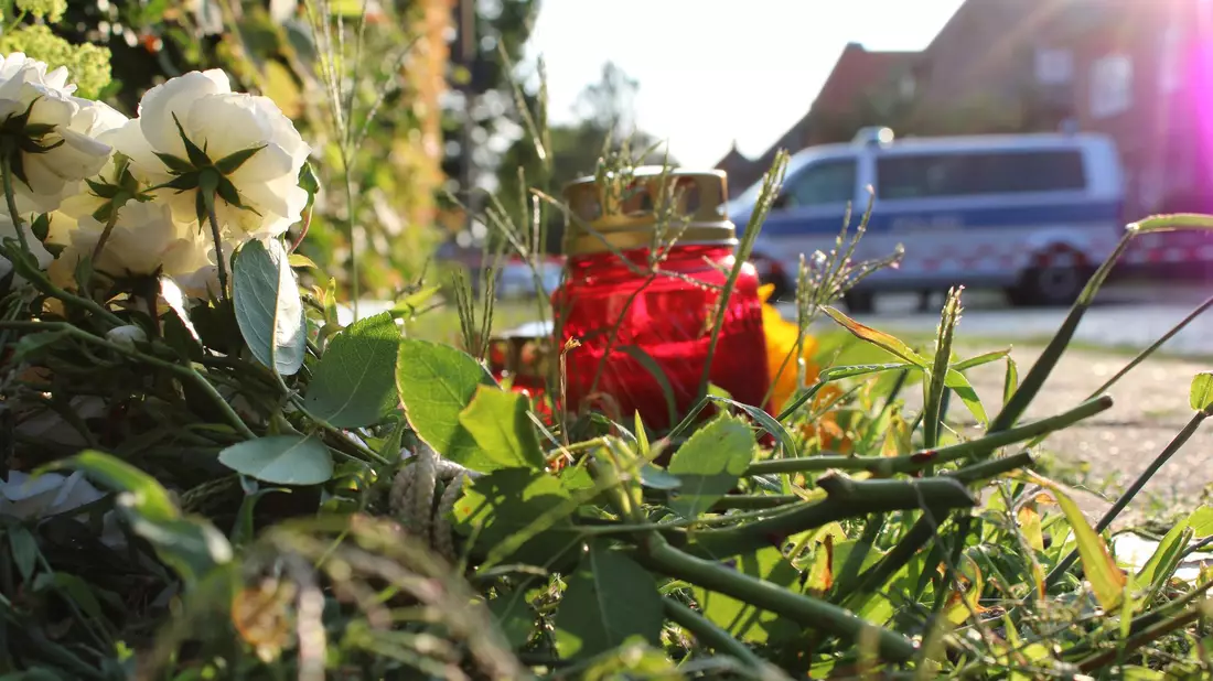 Die Anteilnahme ist groß: Menschen legten Blumen nahe dem Gebäude der Mutter-Kind-Wohngruppen nieder und stellten Kerzen auf. - Bild: Kai Moorschlatt/dpa