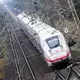 Die Deutsche Bahn muss im Fernverkehr mehr Kapazitäten für Wettbewerber freimachen. (Archivbild) - Bild: Julian Stratenschulte/dpa