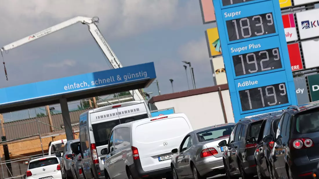 Teilweise kam es an Tankstellen zu Schlangen. - Bild: Matthias Bein/dpa
