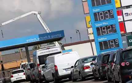 Teilweise kam es an Tankstellen zu Schlangen. - Foto: Matthias Bein/dpa