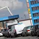 Teilweise kam es an Tankstellen zu Schlangen. - Bild: Matthias Bein/dpa