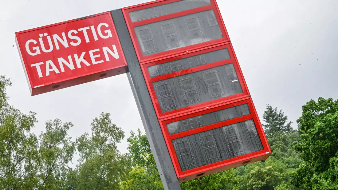 Mit günstigem Tanken dürfte es bald vorbei sein. Der Tankrabatt endet in der Nacht zum Mittwoch. (Archivbild) - Bild: Jason Tschepljakow/dpa
