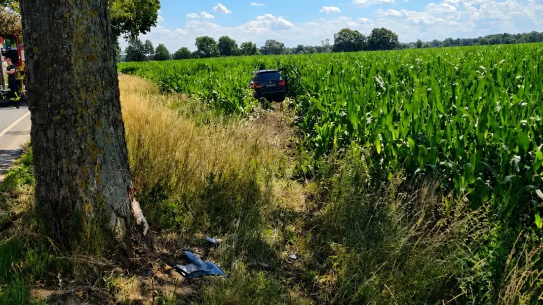 FW Lehrte: Verkehrsunfall zwischen Burgdorf und Immensen - Feuerwehr rettet schwer eingeklemmte Pkw-Fahrerin - Bild: presseportal.de