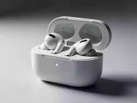 Weißes kabelloses In-Ear-Headset im Ladecase, dezent beleuchtet auf sauberer Oberfläche. - Foto: über boerse-global.de
