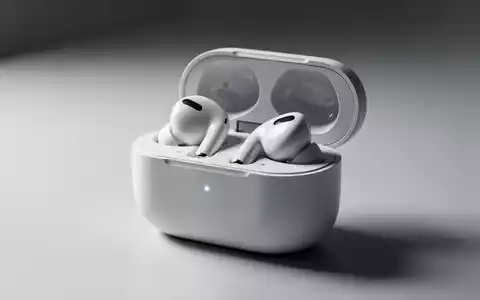 Weißes kabelloses In-Ear-Headset im Ladecase, dezent beleuchtet auf sauberer Oberfläche. - Foto: über boerse-global.de