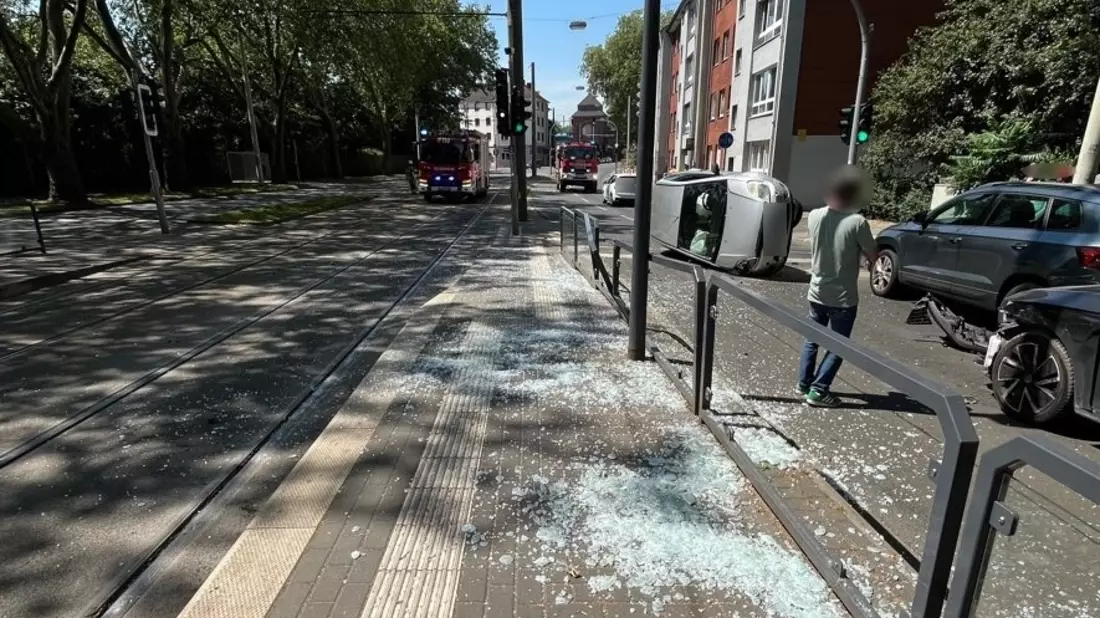 POL-DU: Hamborn: Bahnhaltestelle nach Kollision beschädigt - Auto kippt auf Seite - Bild: presseportal.de