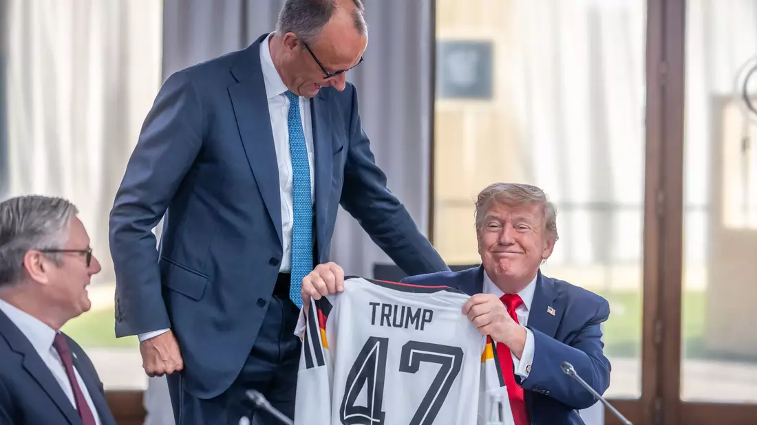 Vor der WM freute sich Bundeskanzler Merz noch auf das Turnier in den USA. (Archivbild)  - Bild: Michael Kappeler/dpa-Pool/dpa