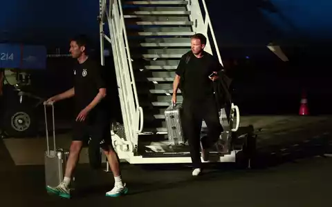 Julian Nagelsmann nach der Rückkehr nach Winston-Salem in der Nacht. - Foto: Christian Charisius/dpa