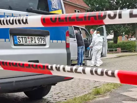 Die Ermittler sind derzeit damit beschäftigt, umfangreiche Tatortaufnahmen und -vermessungen durchzuführen. - Foto: Kai Moorschlatt/dpa