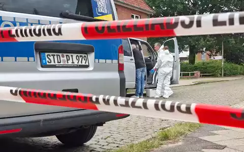 Die Ermittler sind derzeit damit beschäftigt, umfangreiche Tatortaufnahmen und -vermessungen durchzuführen. - Foto: Kai Moorschlatt/dpa