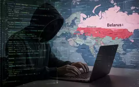 Eine Person im Kapuzenpullover tippt an einem Laptop, mit digitaler Code- und Landkartenüberlagerung im Hintergrund, die Cyberangriffe darstellt. - Foto: über boerse-global.de