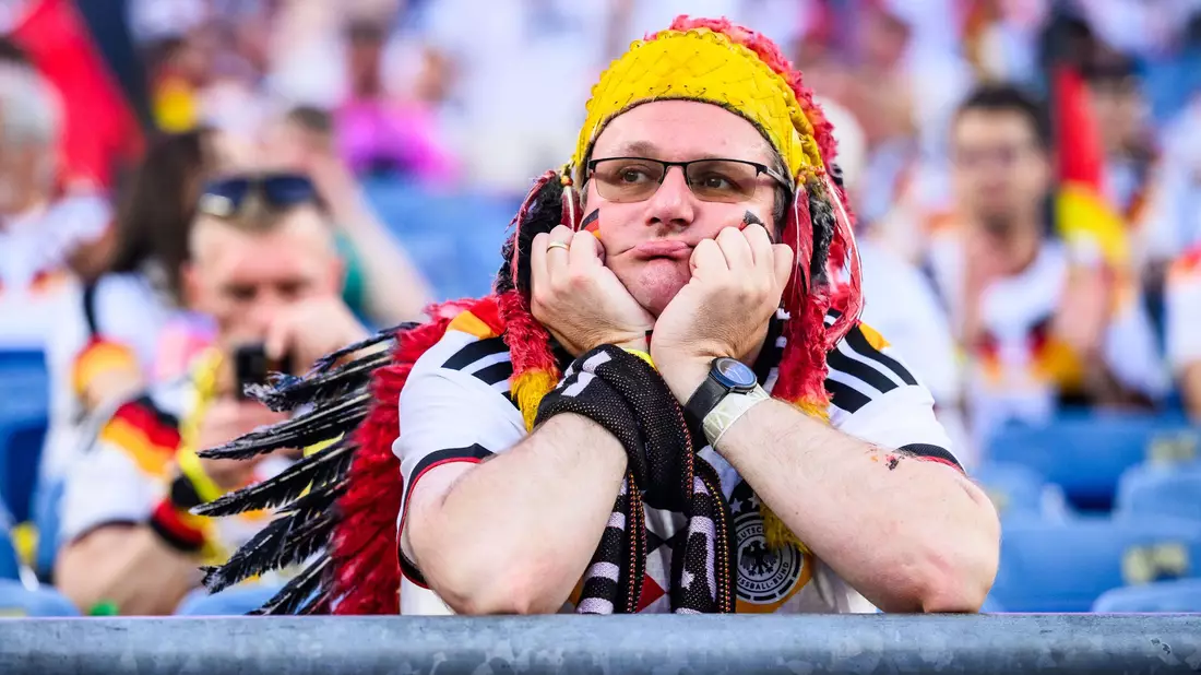 Nach dem WM-Aus könnte die miese Stimmung im Fußball auch auf andere Bereiche übergreifen.  - Bild: Tom Weller/dpa