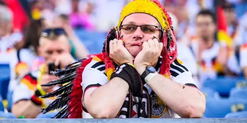 Nach dem WM-Aus könnte die miese Stimmung im Fußball auch auf andere Bereiche übergreifen.  - Foto: Tom Weller/dpa