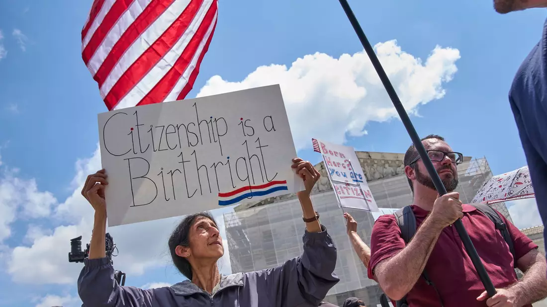 Gegner einer Änderung des US-Geburtsrechts demonstrieren. (Archivbild) - Bild: Jacquelyn Martin/AP/dpa