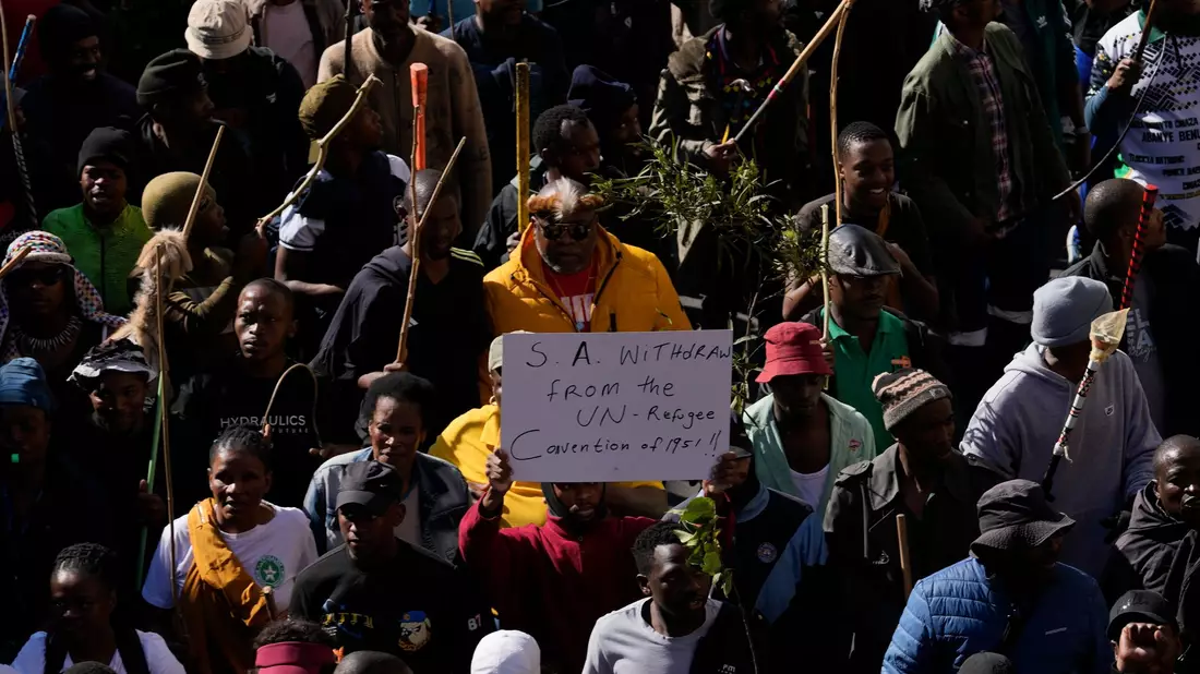 Am Rande der Märsche kam es zu Übergriffen.  - Bild: Themba Hadebe/AP/dpa