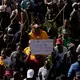 Am Rande der Märsche kam es zu Übergriffen.  - Bild: Themba Hadebe/AP/dpa