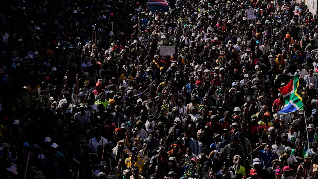 Tausende protestierten gegen illegale Migranten.  - Bild: Themba Hadebe/AP/dpa