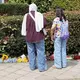 Blumen und Kerzen stehen und liegen am Tatort. - Bild: Jörn Hüneke/dpa