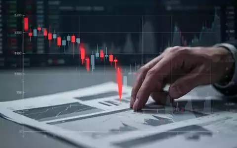 Ein fast leerer Balken auf einem digitalen Börsenchart, der einen starken Gewinnrückgang symbolisiert, mit einer besorgten Hand. - Foto: über boerse-global.de