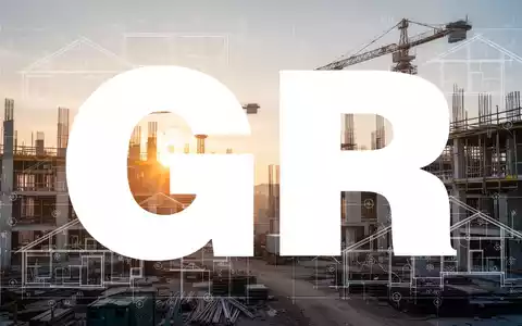 Eine abstrakte Baustellenszene im Sonnenaufgang mit überlagerten Bauplänen, die Entwicklung und staatliche Förderung andeutet. - Foto: über boerse-global.de