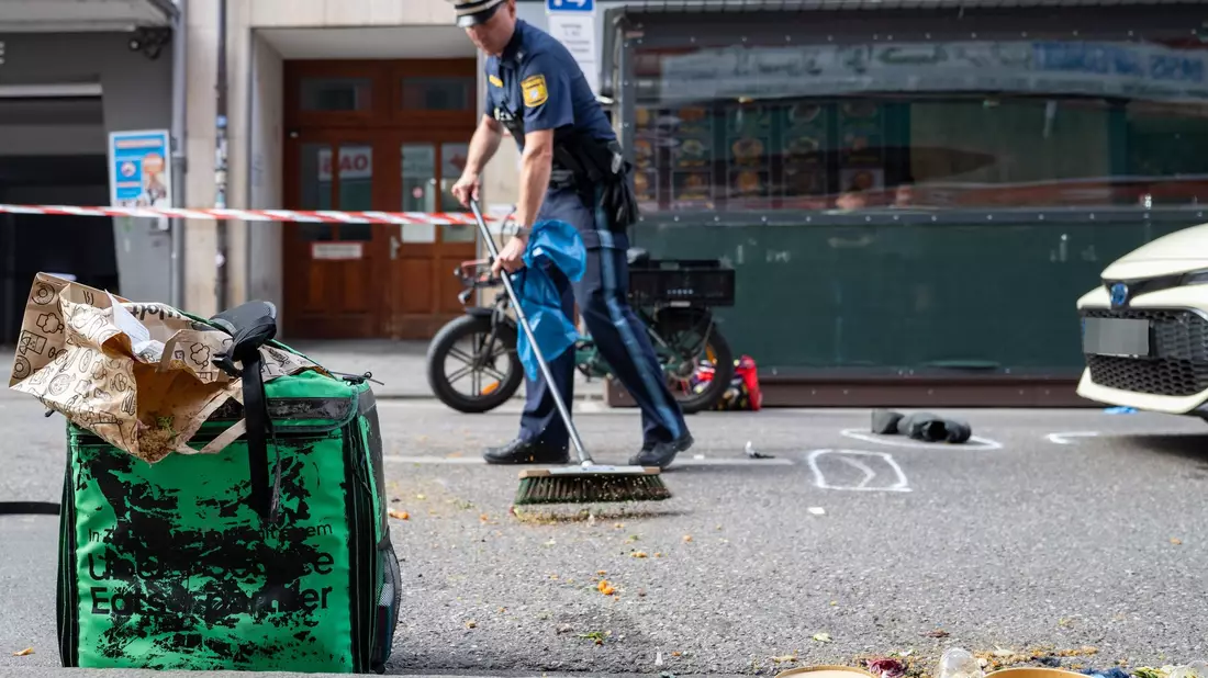 Polizisten und Rettungskräfte rückten zum Ort des Geschehens aus. (Symbolbild) - Bild: Lennart Preiss/dpa