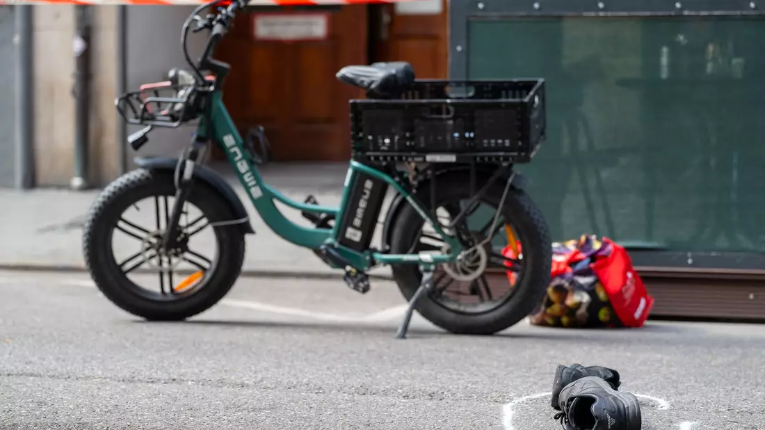 Der 37 Jahre alte Radfahrer sei wegen des Streits an einer Kreuzung in der Nähe des Karlsplatzes (Stachus) zunächst abgestiegen und zu dem Taxi hinter ihm gegangen, sagte eine Polizeisprecherin.  - Bild: Lennart Preiss/dpa