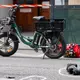 Der 37 Jahre alte Radfahrer sei wegen des Streits an einer Kreuzung in der Nähe des Karlsplatzes (Stachus) zunächst abgestiegen und zu dem Taxi hinter ihm gegangen, sagte eine Polizeisprecherin.  - Bild: Lennart Preiss/dpa