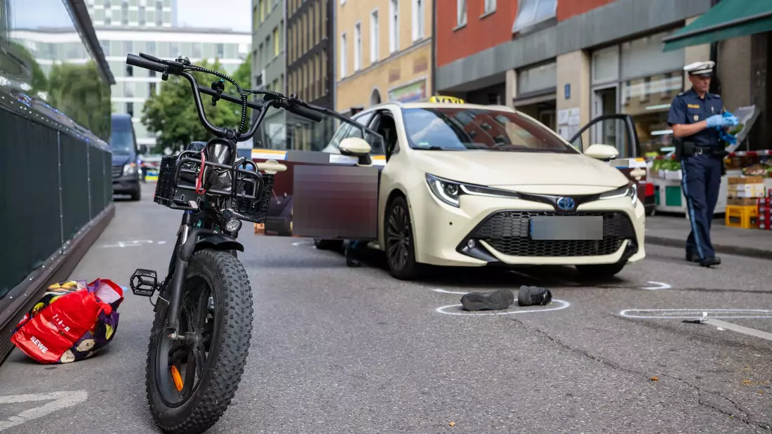 Mehrere Passanten hätten den Vorfall mitbekommen und den Taxifahrer festgehalten, bis die ersten Polizisten am Ort des Geschehens waren. - Bild: Lennart Preiss/dpa