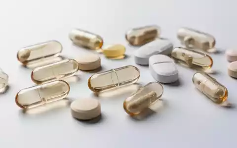 Nahaufnahme verschiedener Nahrungsergänzungsmittel in Kapseln und Tabletten auf einer weißen Oberfläche. - Foto: über boerse-global.de