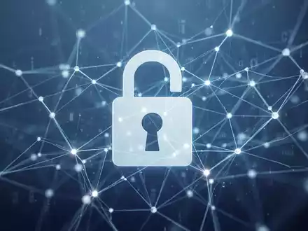 Ein digitales Vorhängeschloss-Symbol über einem Netzwerk aus leuchtenden Linien und Knoten, das Cybersicherheit und Datenschutz für Unternehmen symbolisiert. - Foto: über boerse-global.de