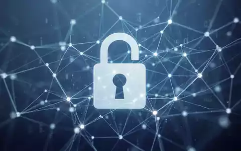 Ein digitales Vorhängeschloss-Symbol über einem Netzwerk aus leuchtenden Linien und Knoten, das Cybersicherheit und Datenschutz für Unternehmen symbolisiert. - Foto: über boerse-global.de