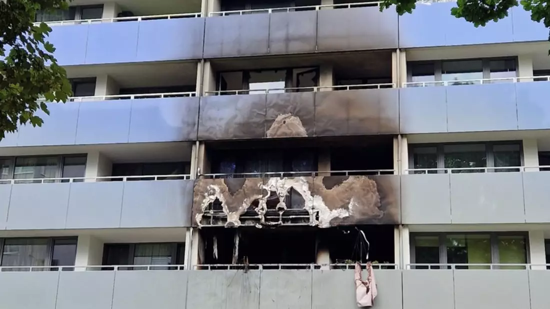 FW-Erkrath: Wohnungsbrand in Mehrfamilienhaus mit umfangreicher Menschenrettung - Acht Verletzte, davon drei leichtverletzte Feuerwehrangehörige - Bild: presseportal.de