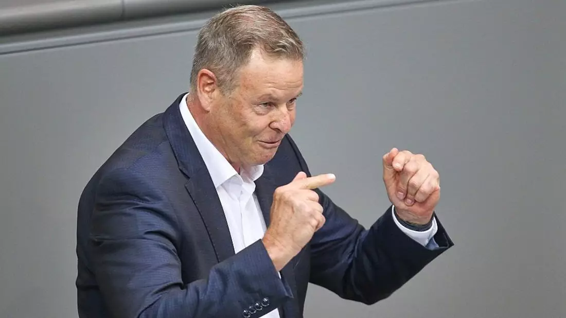 Linke wirft Merz nach WM-Post Realitätsverlust vor