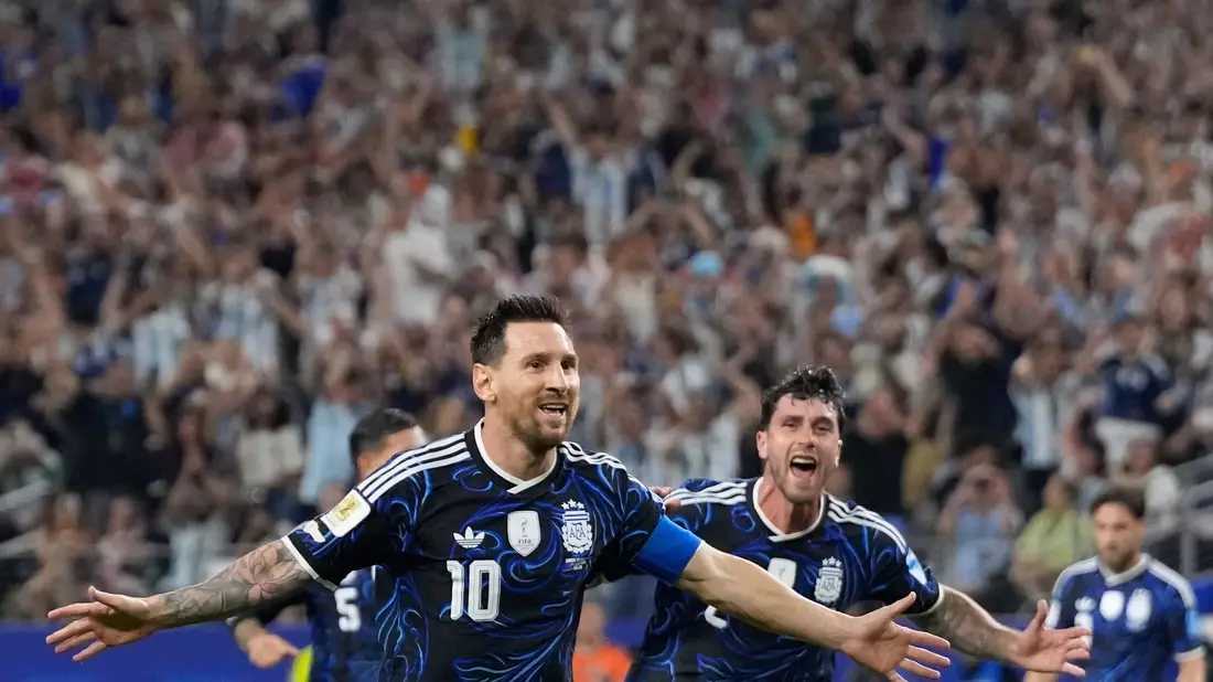 Wirbt für den neuen Spiderman-Film: Fußball-Star Lionel Messi. - Bild: Tony Gutierrez/AP/dpa