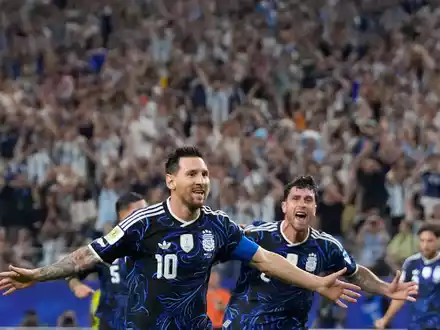 Wirbt für den neuen Spiderman-Film: Fußball-Star Lionel Messi. - Foto: Tony Gutierrez/AP/dpa