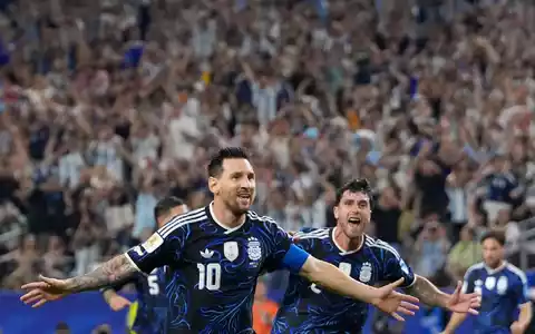 Wirbt für den neuen Spiderman-Film: Fußball-Star Lionel Messi. - Foto: Tony Gutierrez/AP/dpa
