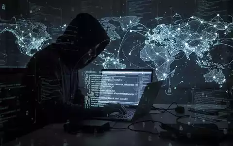 Verschattete Gestalt in einem schwach beleuchteten Raum, über einen Laptop mit verschlüsselten Nachrichten und Code gebeugt, umgeben von digitalen Netzwerken. - Foto: über boerse-global.de