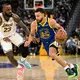 LeBron James (l) und Stephen Curry sind zwei Superstars der NBA. (Archivbild) - Bild: Eakin Howard/AP/dpa
