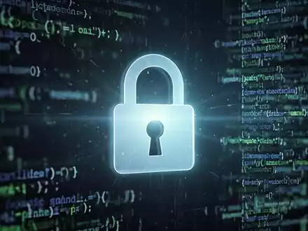 Schloss-Symbol auf verschwommenem Code- und Datenstrom-Hintergrund, symbolisiert Datensicherheit und -verletzungen. - Foto: über boerse-global.de
