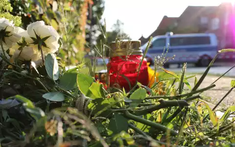 Blumen liegen nahe einem Gebäude der Einrichtung, in der gestern mehrere Menschen durch Schüsse starben. - Foto: Kai Moorschlatt/dpa