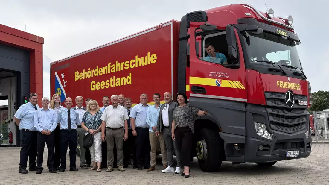 FW Geestland: Neuer Fahrschul-Lkw stärkt Ausbildung der Feuerwehrkräfte in Geestland - Bild: presseportal.de