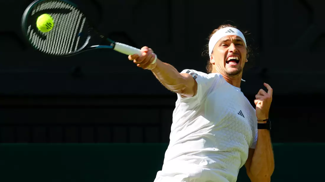 Alexander Zverev bekam im Verlauf des Matches Probleme mit Gegner Alexander Blockx, gewann aber. - Bild: Frank Molter/dpa