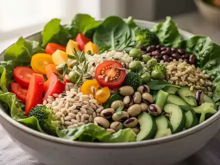 Eine Nahaufnahme einer gesunden Salatschüssel mit verschiedenen bunten Gemüsesorten, Blattgemüse, Vollkornprodukten und Hülsenfrüchten. - Foto: über boerse-global.de